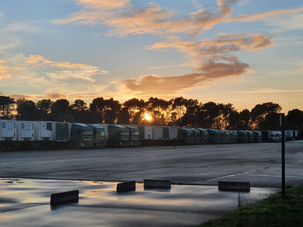grand parking de camion